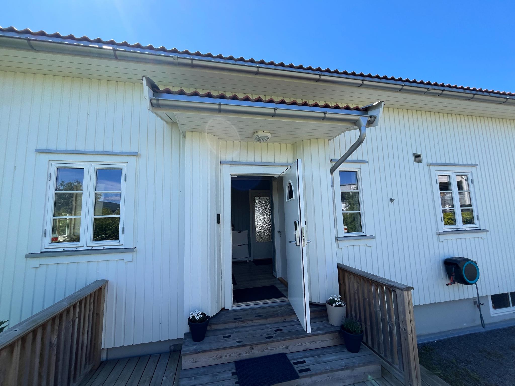 Inngang med dør til leiligheten til høyre, som har kodelås